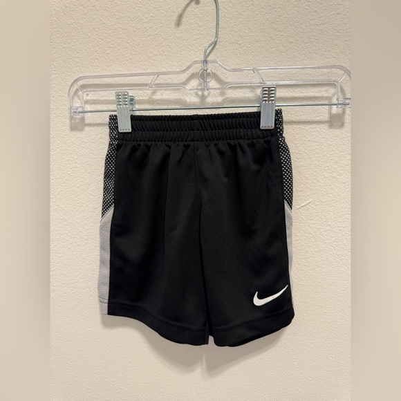 🛍️any 4 listings for $16🛍️ Nike Kids Black Athletic Shorts - Picture 1 of 2